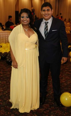 Títulos y dicha por los nuevos profesionales