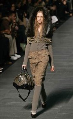 Manos cargadas de distinción