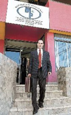 Llega abogado del dueño de jet