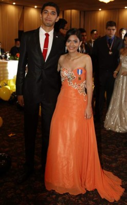 Títulos y dicha por los nuevos profesionales