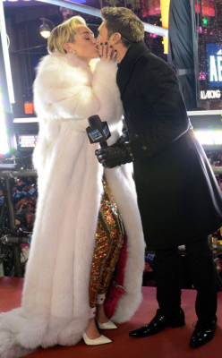 Miley Cyrus besa a Ryan Seacrest