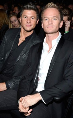 Neil Patrick se muda a su mansión