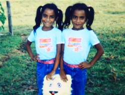 La niña que pinta sueños con su boca, postrada en una hamaca