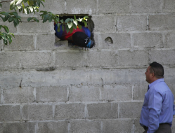 Por dos boquetes y durante la lluvia saquearon evidencias