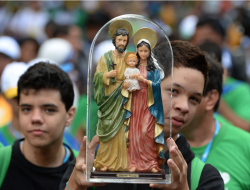 El papa Francisco pide a sacerdotes buscar a Cristo en los pobres