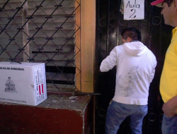 Comicios inician con una hora de retraso en Santa Rosa de Copán