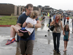 Socorristas corren para hallar sobrevivientes del tornado de Oklahoma