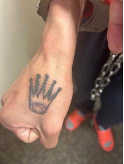 Tatuajes y redes sociales: la guía de ICE para deportar a supuestos miembros del Tren de Aragua