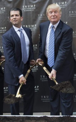 STX09 WASHINGTON (ESTADOS UNIDOS) 12/07/2017.- Fotografía de archivo fechada el 23 de julio de 2014 que muestra al entonces magnate estadounidense Donald J. Trump (d) junto a su hijo mayor, Donald Trump Jr., durante la ceremonia de inauguración del proyecto Trump International Hotel en Washington DC, Estados Unidos. El hijo mayor del presidente de Estados Unidos, Donald Trump Jr., aseguró ayer, 11 de julio de 2017, que no le contó a su padre sobre la reunión que mantuvo durante la campaña electoral del año pasado con una abogada rusa que supuestamente tenía información dañina contra la excandidata Hillary Clinton. En las primeras declaraciones de Trump Jr. desde que estalló el escándalo, también confesó que visto 'en retrospectiva', hubiese hecho las cosas 'algo diferente'. EFE/Shawn Thew