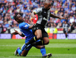 Maynor Figueroa se lesiona y sale en camilla