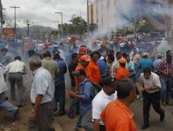 Con gas lacrimógeno disipan manifestación de trabajadores de Hondutel
