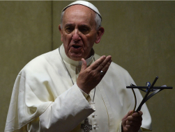 El papa Francisco pide a sacerdotes buscar a Cristo en los pobres