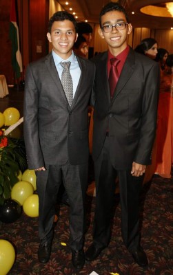 Títulos y dicha por los nuevos profesionales