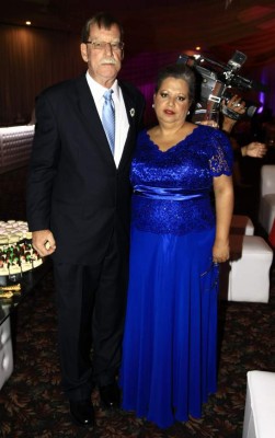 Joel Heyer y Vivian Zúniga se prometen amor en el altar