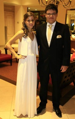 Amena velada juvenil por graduados de la New Horizon