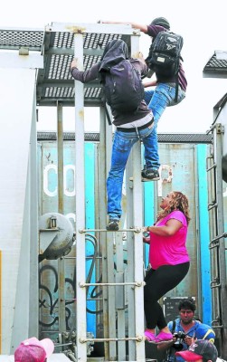 Padres arriesgan a sus bebés al subirlos a la 'Bestia”