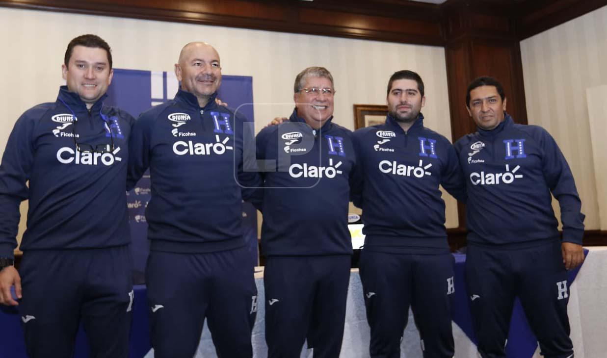 “Bolillo” Gómez y el resto del cuerpo técnico de la selección de Honduras.