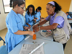 Club ecológico de la Jorge J. Larach elabora canasta con material reciclable
