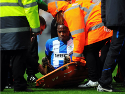 Maynor Figueroa se lesiona y sale en camilla