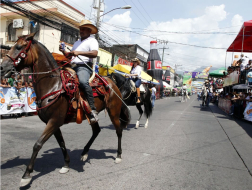 Encanto, ritmo y mucho color en desfile de carrozas en La Ceiba