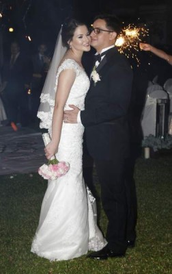 Los novios Grace Marietta Sarmiento y Luis Gustavo Flores derrocharon alegría al momento de dar el “sí, acepto”.