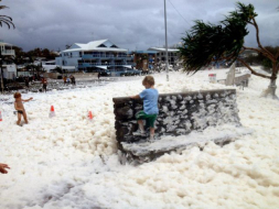 Ciudad de Australia despierta tapada por espuma marina