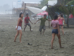 Evacúan a decenas de personas por desborde de río en La Ceiba
