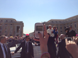 Papa Francisco besa a niña hondureña en la Plaza de San Pedro