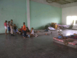 Evacúan a decenas de personas por desborde de río en La Ceiba