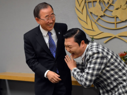 Ban Ki-moon se mueve al ritmo del Baile del Caballo (Fotos)