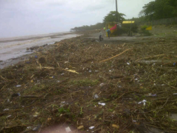 Evacúan a decenas de personas por desborde de río en La Ceiba