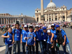Papa Francisco besa a niña hondureña en la Plaza de San Pedro