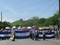 Estudiantes bloquean carreterra en La Ceiba