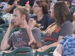 Video: La venganza de la novia que no fue besada