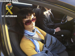 Conductor llevaba de copiloto a un maniquí