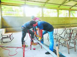 Alumnos reparan pupitres en Omoa