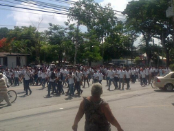 Más de 500 alumnos protestan por cancelación del bono estudiantil