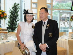 Hija lesbiana de millonario pide a su padre que retire anuncio