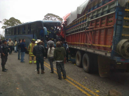 Choque entre bus y camión deja varios heridos en Ocotepeque