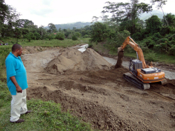 Vecinos de las aldeas urgen canalización de quebradas
