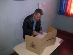 Precandidatos acuden a urnas y llaman a hondureños a votar