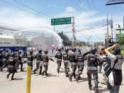Con tanquetas y gases lacrimógenos disipan protesta de empleados de Hondutel