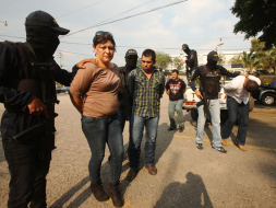 Mujer de policía encarcelado cae por extorsión