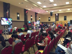 Jóvenes y adultos acuden a feria de empleo de Altia