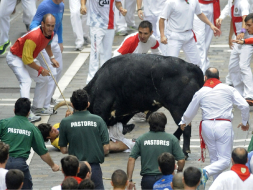 Vea las impresionantes fotos de una cornada en encierro de San Fermín