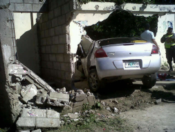 Carro embiste a familia y mata a niño de 2 años