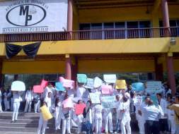 Médicos internos hondureños protestaron en Tegucigalpa
