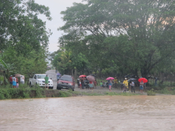 Río irrumpe el paso entre Sabá y Olanchito