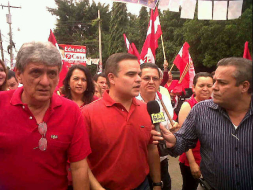 Yani Rosenthal llega a votar a escuela de San Pedro Sula