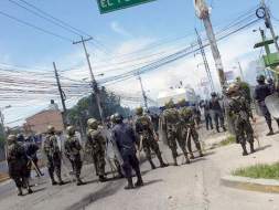 Con tanquetas y gases lacrimógenos disipan protesta de empleados de Hondutel